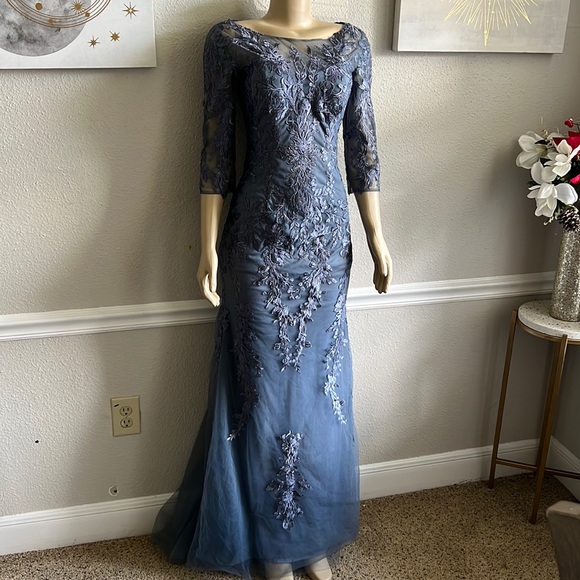 La Femme Lace 3/4-Sleeve Column Gown Size 4 - Picture 3 of 12